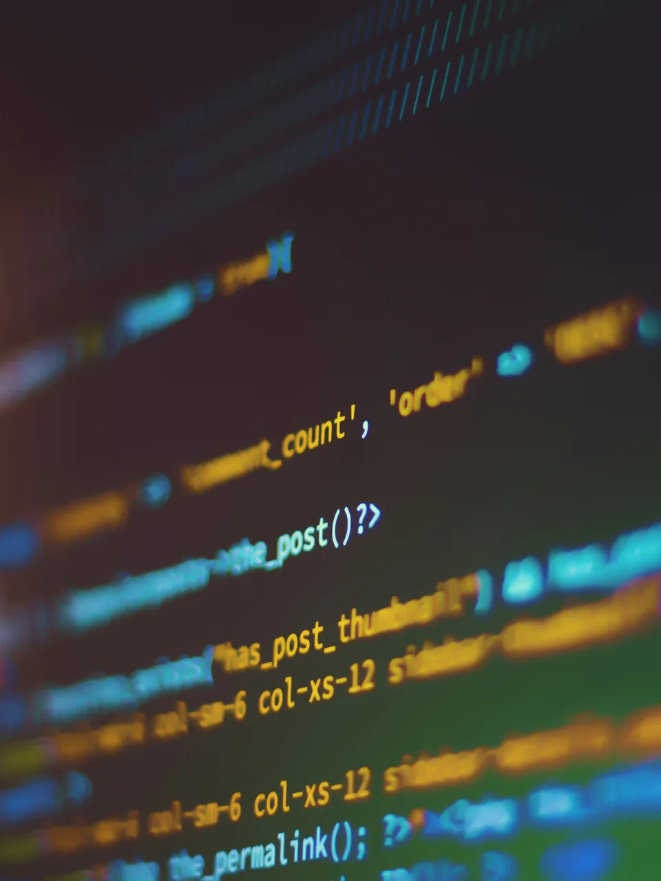 Lignes de code affichées à l'écran, prises avec une faible profondeur de champ